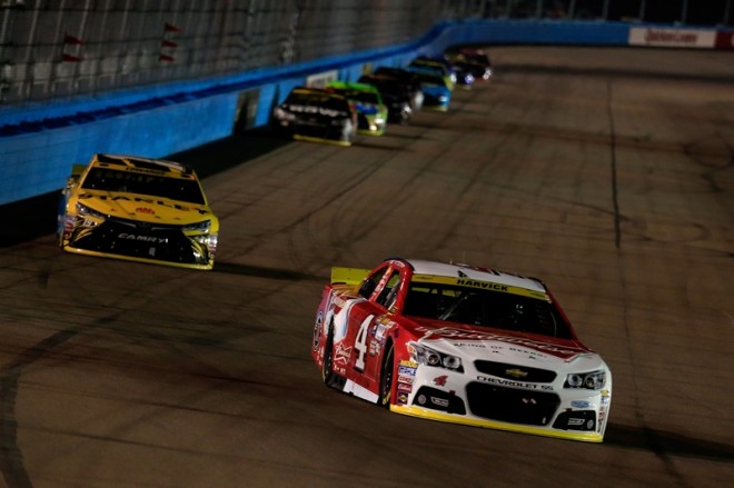 AVONDALE, AZ - NOVEMBER 15:  Kevin Harvick, driver of the #4 Budweiser/Jimmy John's Chevrolet, leads Carl Edwards, driver of the #19 Stanley Toyota, during the NASCAR Sprint Cup Series Quicken Loans Race for Heroes 500 at Phoenix International Raceway on November 15, 2015 in Avondale, Arizona.  (Photo by Chris Trotman/Getty Images)