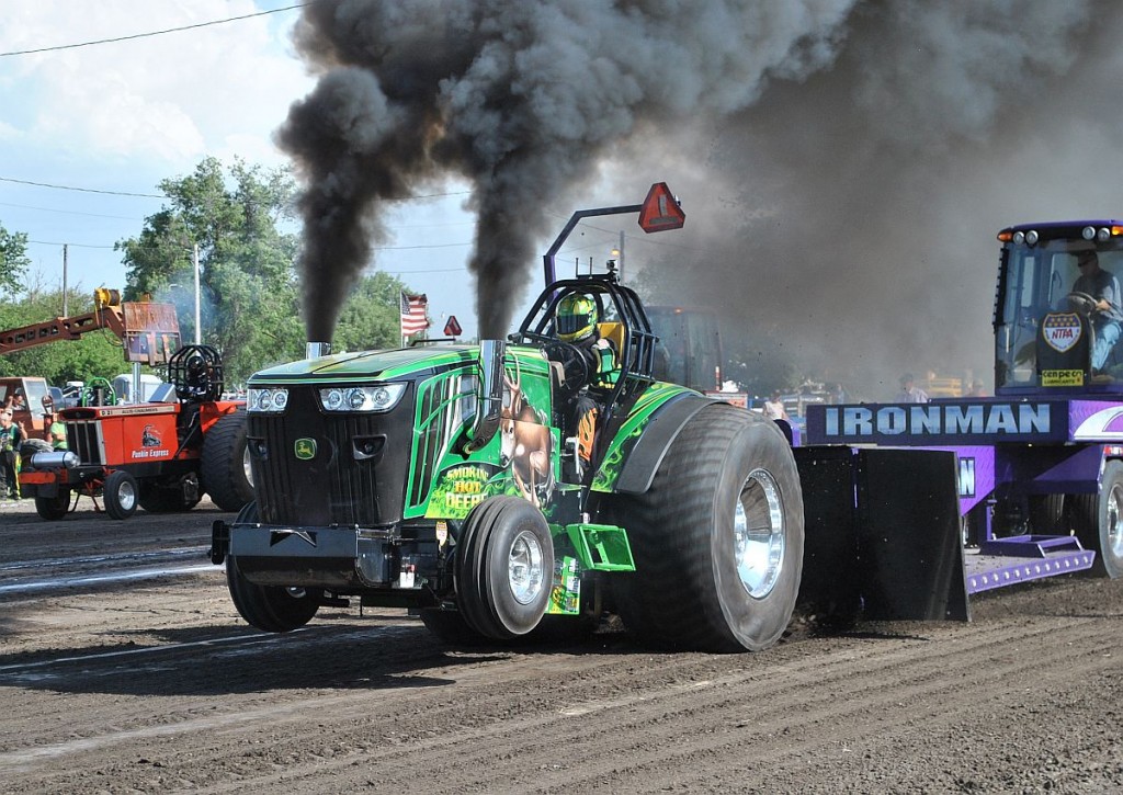 Outlaw-Truck-and-Tractor-Pulling-Association-Thunder-in-the-Dirt036