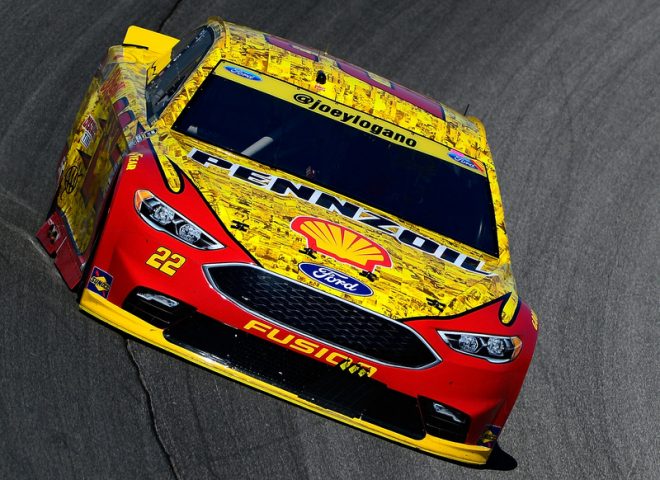 JOLIET, IL - SEPTEMBER 18:  Joey Logano, driver of the #22 Shell Pennzoil Ford, leads Matt Kenseth, driver of the #20 DeWalt Flexvolt Toyota, during the NASCAR Sprint Cup Series Teenage Mutant Ninja Turtles 400 at Chicagoland Speedway on September 18, 2016 in Joliet, Illinois.  (Photo by Robert Laberge/Getty Images)