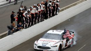 Brad Keselowski executes late-race pass to win at Indy