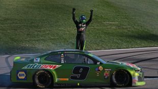 Elliott proves himself as a title contender with win at Kansas
