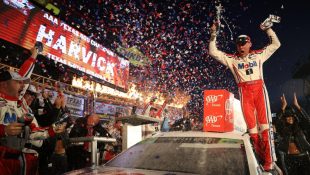 Harvick advances to Playoff finale with authoritative win at Texas